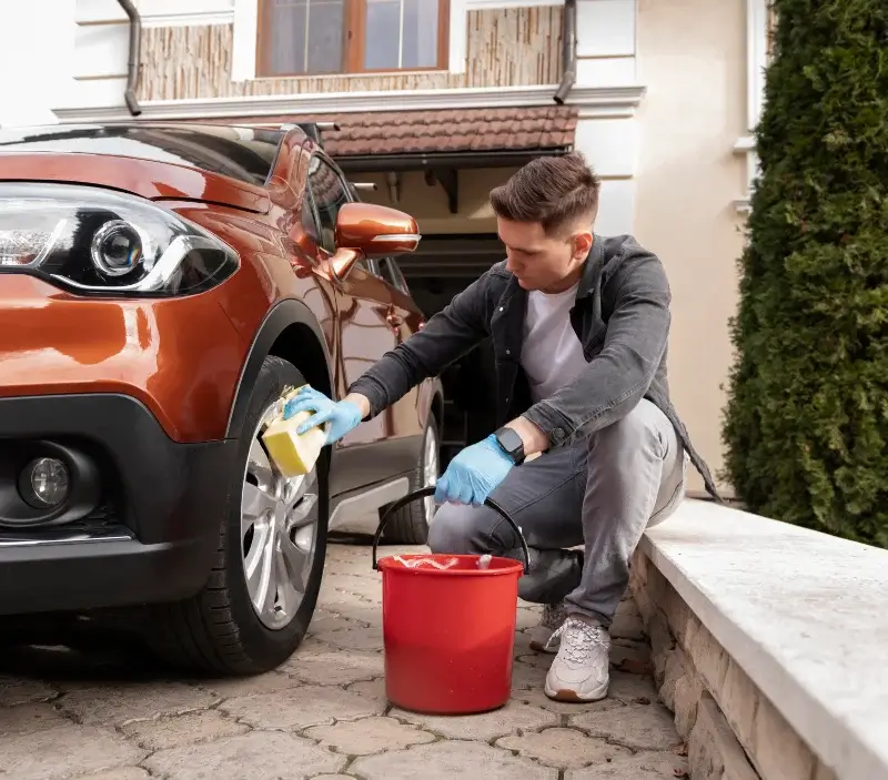 Lavage auto à domicile Prat-Bonrepaux : professionnel intervenant sur un véhicule